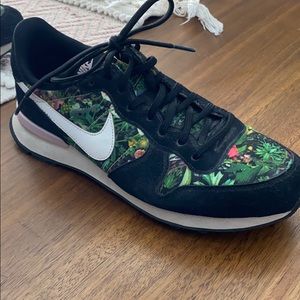 Floral internationalist shoes EUC